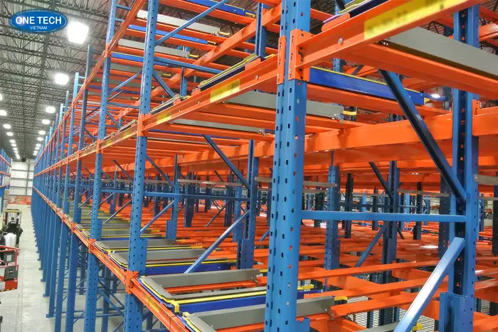 So sánh kệ Push Back và kệ Drive In – Nên chọn loại nào?