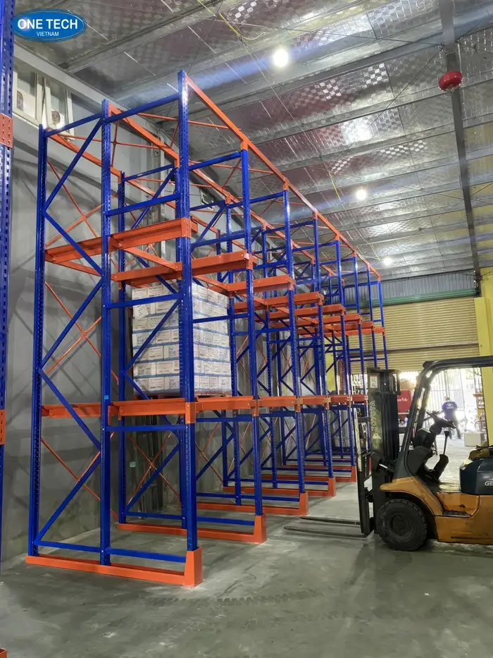 Giá kệ hạng nặng drive - in sử dụng xe nâng để lưu trữ và lấy hàng