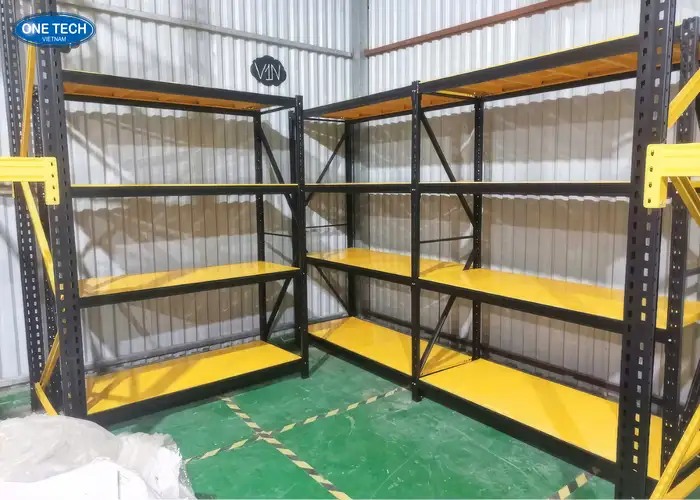 Kệ trung tải Cà Mau viền đen kết hợp mâm vàng tạo nên vẻ đẹp nổi bật, sang trọng và hiện đại