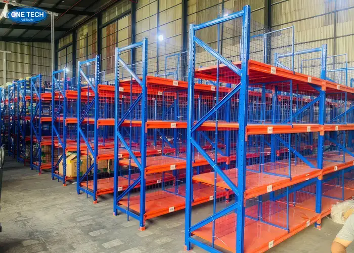 Kệ trung tải Cà Mau màu xanh dương phối cam là mẫu kệ màu tiêu chuẩn, giá tốt