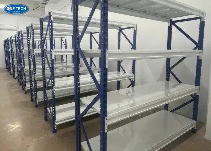 Kệ trung tải Càu Mau khung xanh dương phối mâm trắng thích hợp cho các công ty dược phẩm