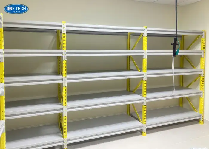 Kệ trung tải Cà Mau màu vàng phối màu xám trắng tạo cảm giác sang trọng mà tươi mới