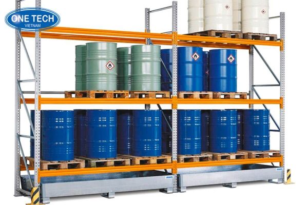 Sắp xếp kệ chứa hàng theo quy định