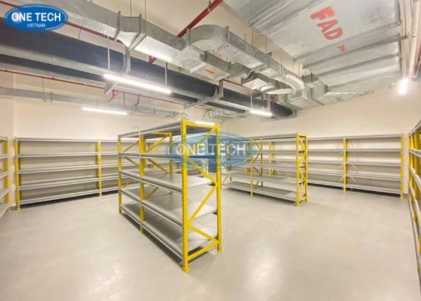 Sử dụng giá kệ đa năng lưu trữ tài liệu