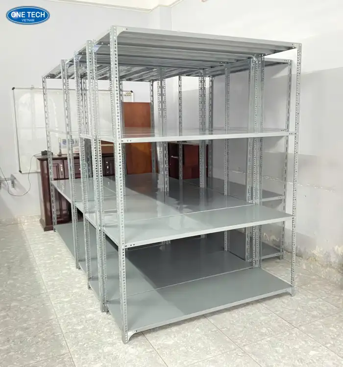 Kệ sắt V lỗ 4 tầng sử dụng để trưng bày hàng