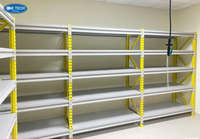 Kệ trung tải Bến Tre màu be vàng giúp không gian sáng sủa