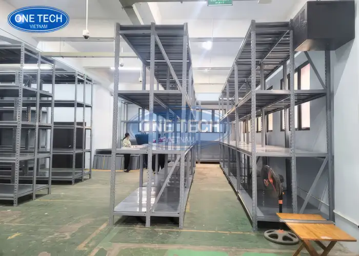 Kệ trung tải Hậu Giang 6 chân giúp tối ưu mặt mâm trưng bày