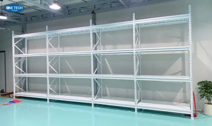 Quy trình lắp đặt kệ trung tải màu trắng đúng kỹ thuật