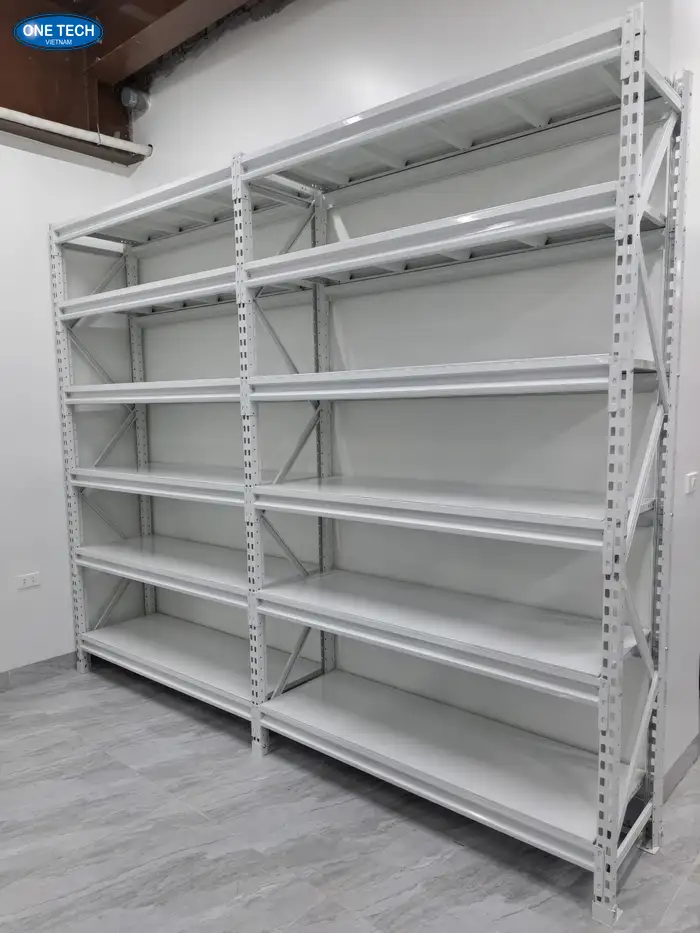 Cấu tạo chi tiết của kệ trung tải màu trắng