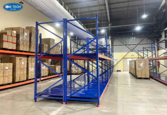 Kệ sắt trung tải thanh lý phổ biến tại Hà Nội
