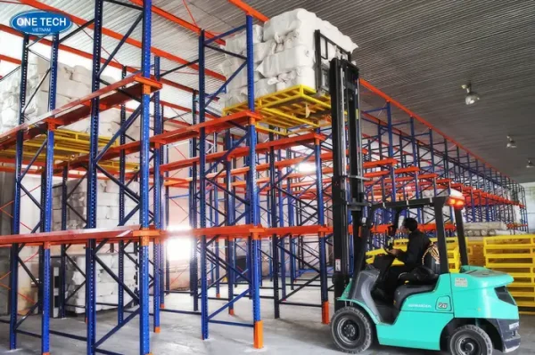 Xe nâng phù hợp với kệ Drive In – lựa chọn tối ưu cho kho