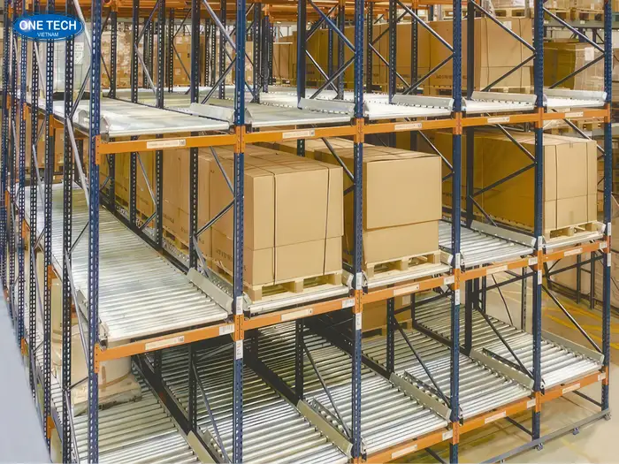 Kệ con lăn - Các pallet hàng tự động trượt theo nguyên lý FIFO